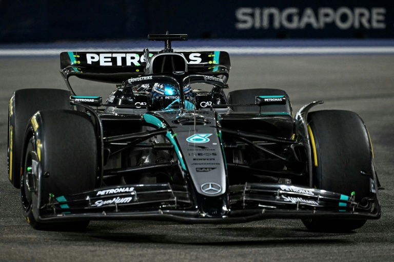 La Mercedes du Britannique George Russell en tête du GP de F1 de Singapour dimanche.