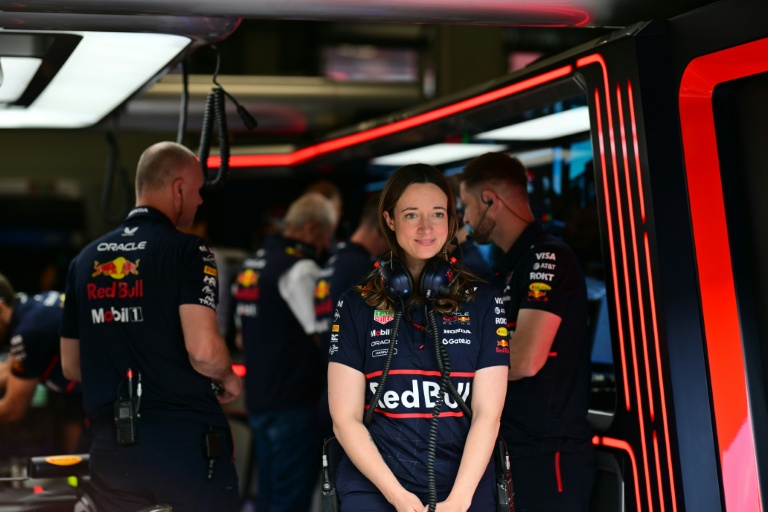 Hannah Schmitz (au premier plan), l'ingénieure responsable du département stratégie de Red Bull, le 27 juin 2025 à Spielberg avant le Grand prix d'Autriche