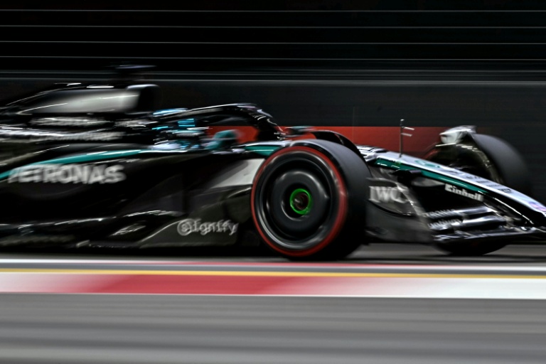 Le Britannique George Russell, au volant de sa Mercedes lors des qualifications pour le Grand Prix de Singapour de Formule 1, le 4 octobre 2025