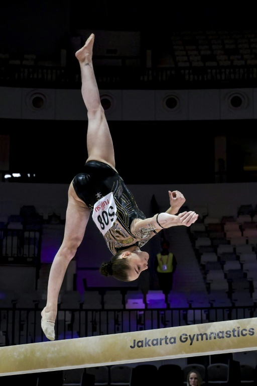 L'Algérienne Kaylia Nemour participe aux qualifications de la poutre lors des Championnats du monde de gymnastique à Jakarta le 20 ocotbre 2025