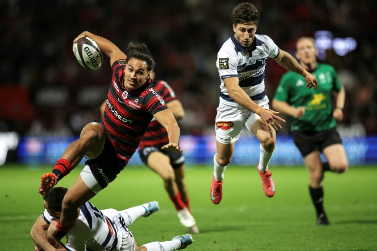 Le centre de Toulouse Kalvin Gourgues plaqué par le trois-quarts de Castres Geoffrey Palis lors de la victoire du Stade Toulousain en Top 14 au stade Ernest-Wallon le 27 septembre 2025