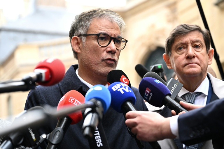 Le premier secrétaire du parti socialiste, Olivier Faure (g), accompagné du président du groupe socialiste, écologiste et républicain au Sénat, Patrick Kanner, s'adresse aux journalistes après une réunion à l'hôtel Matignon, le 8 octobre 2025 à Paris