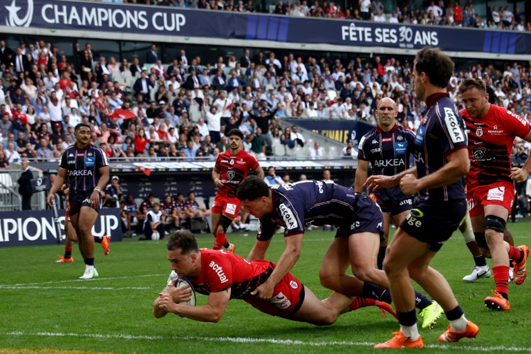 Le centre toulousain Pierre-Louis Barassi marque un essai contre l'UBB en demi-finale de Champions Cup au stade Atlantique Bordeaux Métropole le 4 mai 2025 à Bordeaux en France