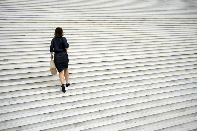 les adultes passent en moyenne 7 heures par jour dans des activités sans bouger (face à un écran, en voiture, assis au travail, etc)