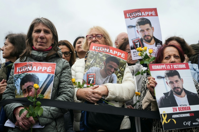 Des portraits d'otages détenus à Gaza, pendant un rassemblement place du Trocadéro à Paris, le 10 octobre 2025