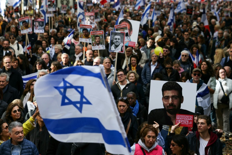 Des manifestants participent à une marche pour la libération des otages détenus dans la bande de Gaza, le 5 octobre 2025 à Paris