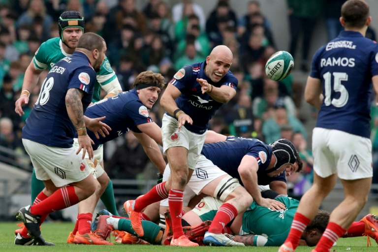 Maxime Lucu (au centre) lors de la victoire du XV de France contre l'Irlande le 8 mars 2025 à Dublin. Le demi de mêlée, qui n'a pas encore disputé un seul match cette saison en raison d'une blessure à un pouce, figure dans la liste de Fabien Galthié