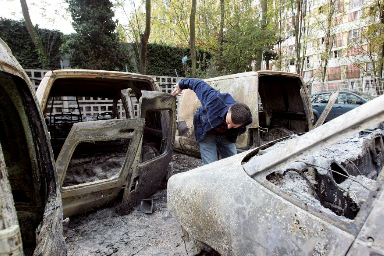 Des véhicules carbonisés de la Poste à Clichy-sous-Bois, le 28 octobre 2005, en Seine-Saint-Denis après des d'émeutes impliquant des dizaines de jeunes qui s'en sont pris dans la nuit aux pompiers, aux policiers et à des bâtiments publics, après la mort accidentelle par électrocution de deux mineurs fuyant la police dans un transformateur EDF de la ville