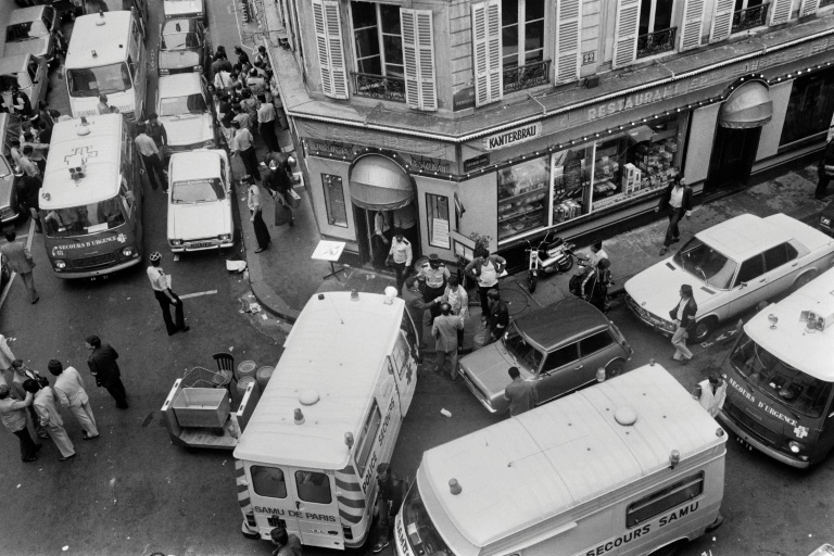 Des pompiers et des secouristes rue des Rosiers, à Paris, après que le restaurant traiteur franco-juif Jo Goldenberg a été attaqué par des hommes armés, le 9 août 1982
