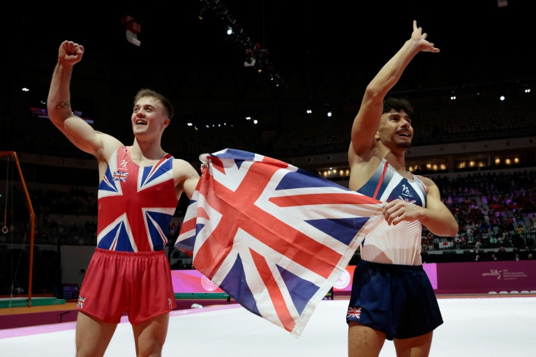 Les Britanniques Jake Jarman (d) et Luke Whitehouse réussissent le doublé au sol aux Mondiaux de gymnastique le 24 octobre 2025 à Jakarta