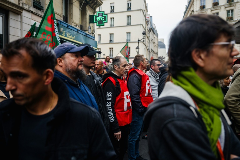 Des employés manifestent devant le BHV Marais lors d'une grève pour pour dénoncer l'installation du géant asiatique du commerce en ligne Shein dans l'enceinte du grand magasin, le 10 octobre 2025 à Paris