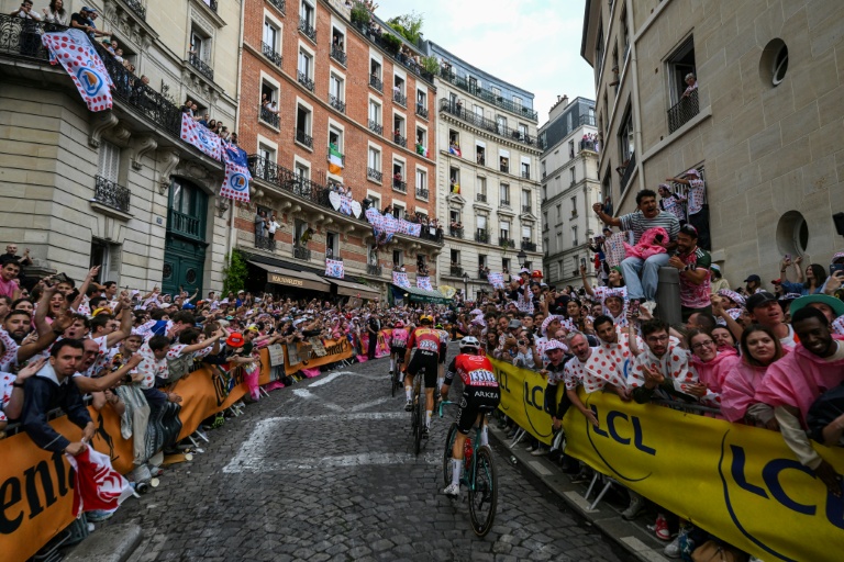 Le peloton du Tour de France 2025 dans la rue Lepic sur la butte Montmartre, lors de la dernière étape le 27 juillet 2025 à Paris