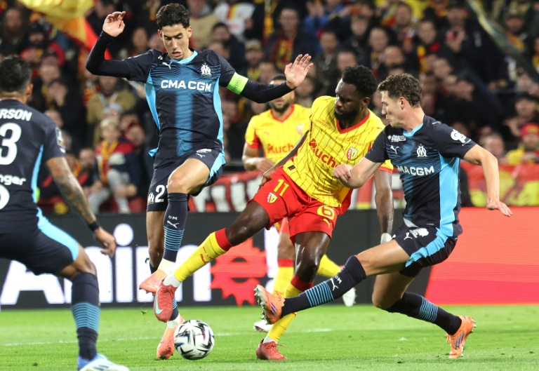 Le défenseur marseillais Benjamin Pavard (à droite) n'a pas été à la fête face au RC Lens d'Odsonne Edouard (N.11) au stade Bollaert-Delelis, le 25 octobre 2025