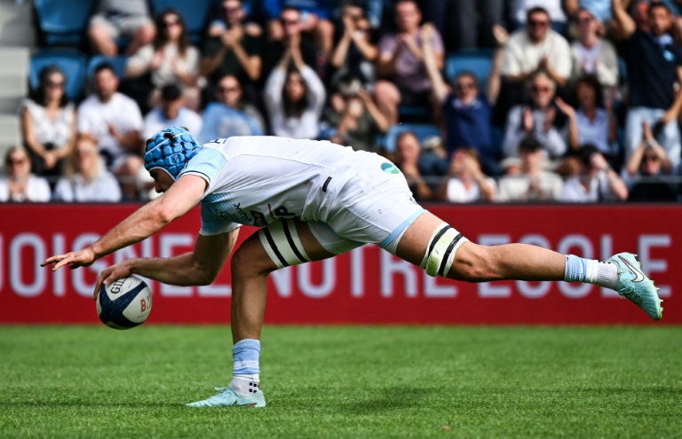 Le flanker de Bayonne Esteban Capilla aplatit dans l'en-but au cours du match de Top 14 contre Montpellier le 13 septembre 2025 au stade Jean-Dauger à Bayonne