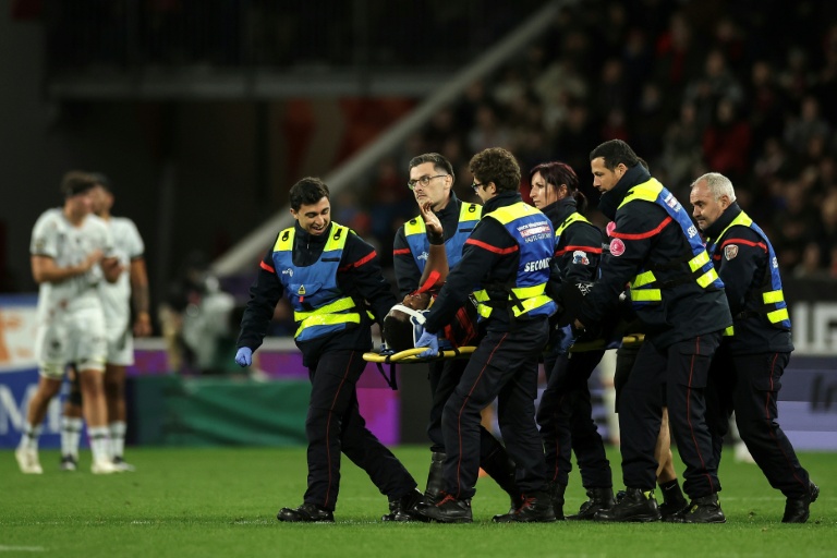 Le pilier du Stade Toulousain Georges-Henri Colombe évacué sur une civière au cours du match de Top 14 contre Toulon le 26 octobre 2025 au Stadium à Toulouse