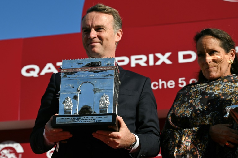L'entraineur Francis-Henri Graffard et la propriétaire du pur-sang Daryz, vainqueur du Prix de l'Arc de Triomphe 2025 à Longchamp, célèbrent leur victoire, Paris le 5 octibre 2025.