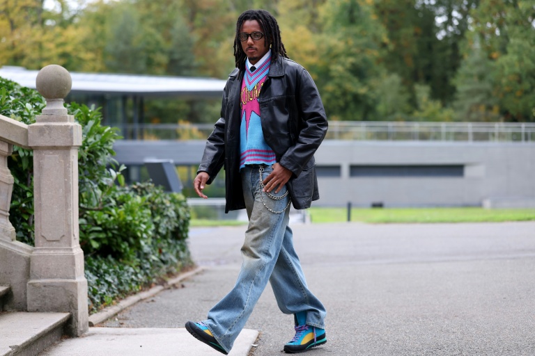 Jules Koundé arrive au centre d'entraînement de Clairefontaine, dans les Yvelines, le 6 octobre 2025