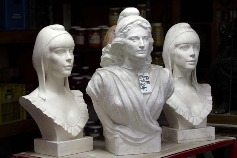Le buste de Marianne modelé par Georges-Laurent Saupique (c) entre deux autres Mariannes modelées par Alain Aslan d'après la chanteuse Mireille Mathieu à l'atelier de moulage du Louvre et des Musées de France, le 12 janvier 2007 à Paris