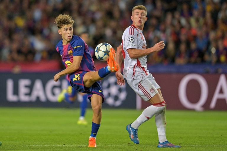 Le milieu espagnol de Barcelone Fermin Lopez (à gauche), auteur d'un triplé face à l'Olympiakos en Ligue des champions, le 21 octobre 2025