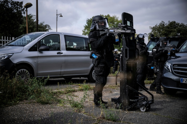 Des membres du RAID (Recherche, Assistance, Intervention, Dissuasion) participent à un exercice d'entraînement à la libération d'otages, au quartier général du RAID, à Bièvres, dans la banlieue sud de Paris, le 8 octobre 2025