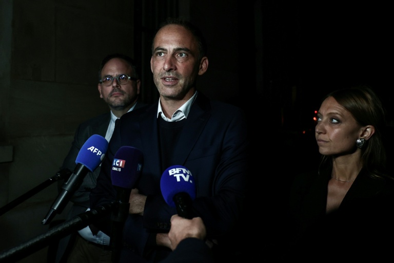 Raphaël Glucksmann (c), coprésident de Place publique (PP), accompagné de la coprésidente de Place publique, Aurore Lalucq (d), et du député Socialistes et apparentés, Aurélien Rousseau, s'adresse aux médias après une réunion avec le Premier ministre sortant Sébastien Lecornu à l'hôtel Matignon pour des négociations finales, le 7 octobre 2025 à Paris