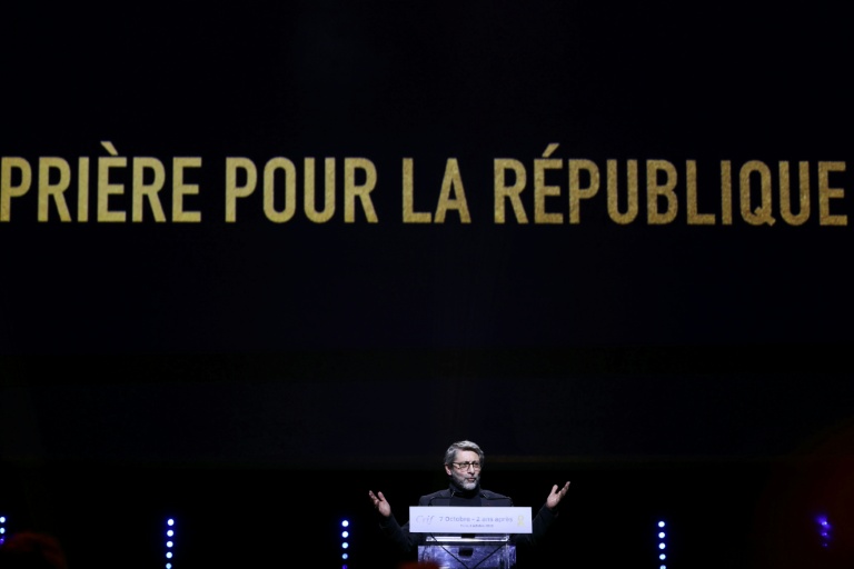 Le grand rabbin de France Haïm Korsia lit une prière pour la République lors d'un rassemblement en mémoire des victimes des attentats du 7 octobre et en soutien aux otages retenus sur ldans la bande de Gaza, salle Pleyel à Paris, le 5 octobre 2025
