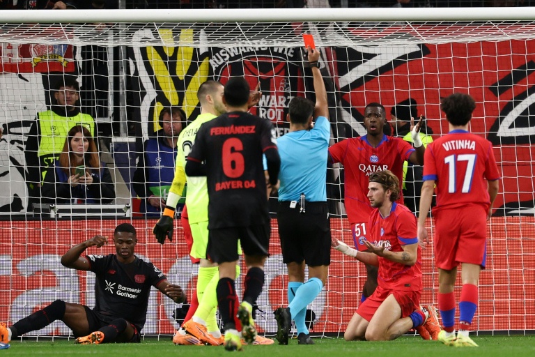 Le défenseur du Paris SG Illya Zabarnyi est exclu après une faute dans la surface de réparation, lors de la victoire contre le Bayer Leverkusen, le 21 octobre 2025 à Leverkusen