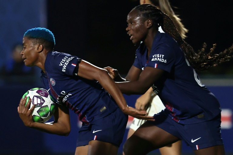 L'attaquante parisienne Rasheedat Ajibade (ballon) félicitée par Griedge Mbock vient de réduire le score pour Paris face au Real Madrid au Campus PSG à Poissy, le 16 octobre 2025