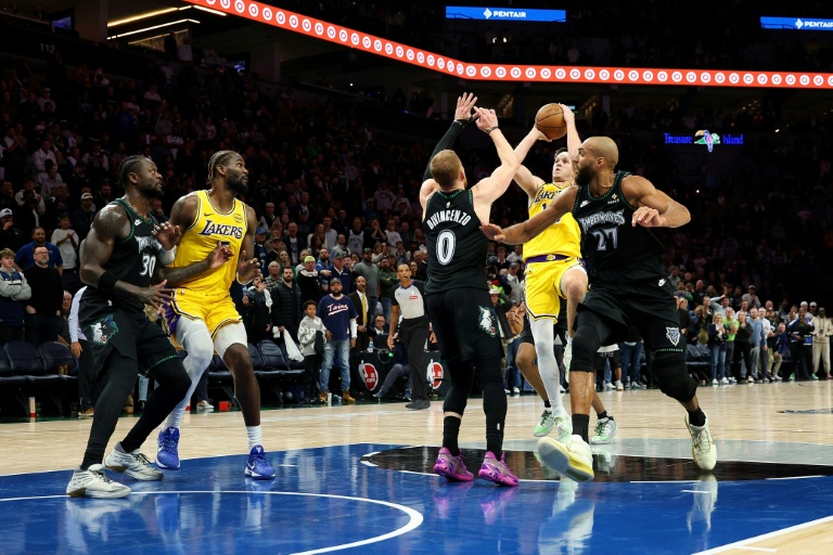 Austin Reaves réalise le tir de la victoire lors du match NBA des Los Angeles Lakers contre les Minnesota Timberwolves, le 29 octobre 2025 à Minneapolis