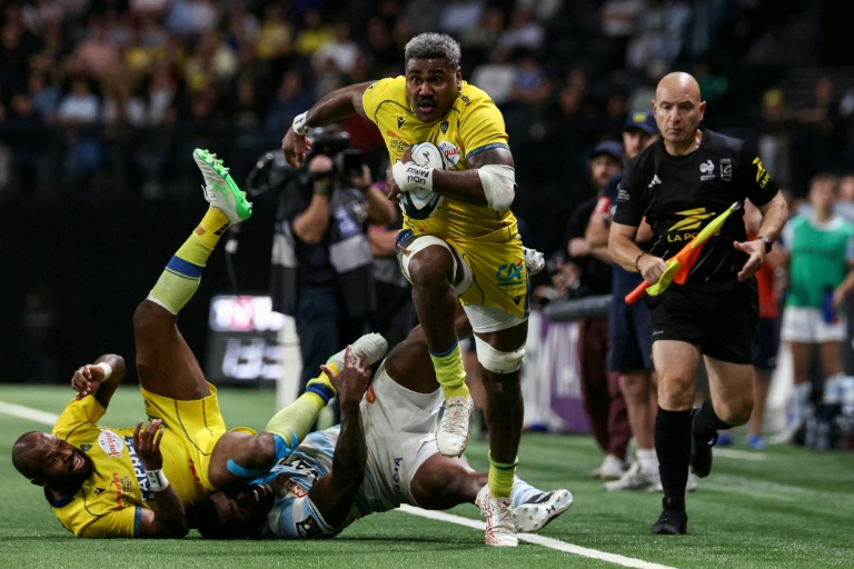 Pita-Gus Sowakula, le flanker fidjien de Clermont, s'échappe au cours du match de Top 14 contre le Racing 92 le 27 septembre 2025 à La Défense Arena à Nanterre