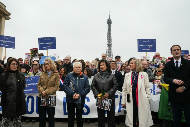 L'ancienne journaliste Anne Sinclair (c) et le président du CRIF, Yonathan Arfi (d) participent à un rassemblement pour la libération des otages, place du Trocadéro à Paris, le 10 octobre 2025