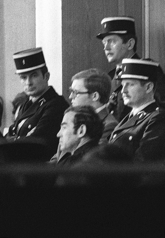 Robert Badinter (c, en bas), avocat de Patrick Henry (c, lunettes) lors de son procès, le 18 janvier 1977 à Paris