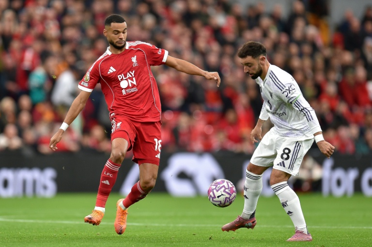 Cody Gakpo, l'attaquant néerlandais de Liverpool, face Bruno Fernandes, milieu de terrain portugais de Manchester United en Premier League le 19 octobre 2025 au stade Anfield Road à Liverpool