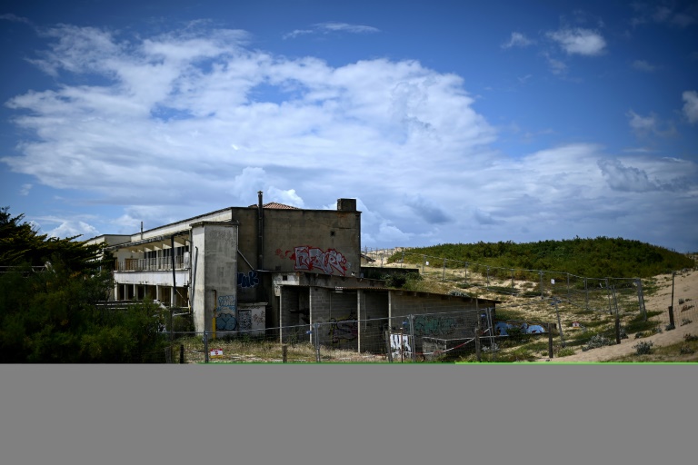 Vue de l'institut hélio-marin de Labenne (Landes), menacé par l'érosion, le 24 juillet 2025
