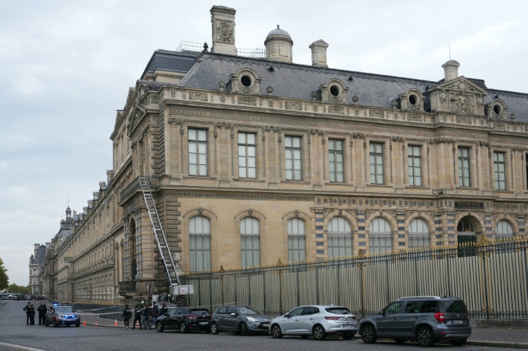 Des policiers près d'un monte-charge utilisé lors d'un cambriolage au musée du Louvre, le 19 octobre 2025 à Paris