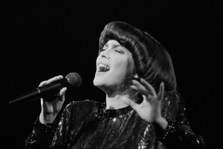 La chanteuse Mireille Mathieu au Palais des Congrès, le 10 janvier 1986 à Paris