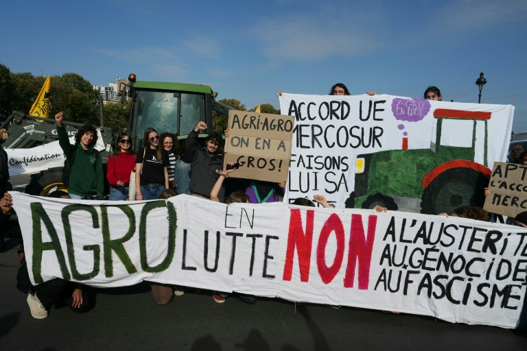 Des agriculteurs manifestent à Paris contre l'accord Mercosur de libre-échange entre l'Union européenne et les pays d'Amérique latine, le 14 octobre 2025
