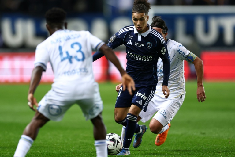 Ilan Kebbal se fraie le chemin du but au milieu de la défense lorientaise, lors de la victoire du Paris FC au stade Jean-Bouin, le 3 octobere 2025