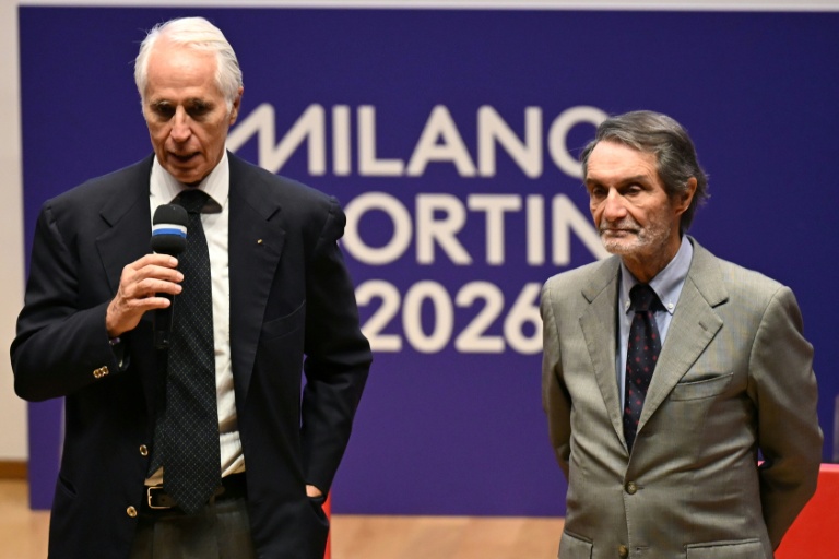 Le président du comité d'organisation Milano-Cortina 2026 Giovanni Malago aux côtés du président de la région Lombardie Attilio Fontana lors de la cérémonie J moins 100 jours avant les JO-2026 le 29 octobre 2025 à Milan