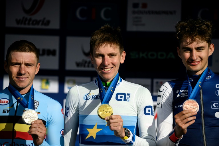 Le podium des championnats d'Europe de cyclisme sur route: le vainqueur Tadej Pogacar entouré de Remco Evenepoel (g) et Paul Seixas, le 5 octobre 2025 à Valence
