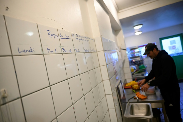 Un détenu en fin de peine prépare un repas dans la cuisine de la ferme Ker Madeleine, à Saint-Gildas-des-Bois, le 17 octobre 2025 en Loire-Atlantique