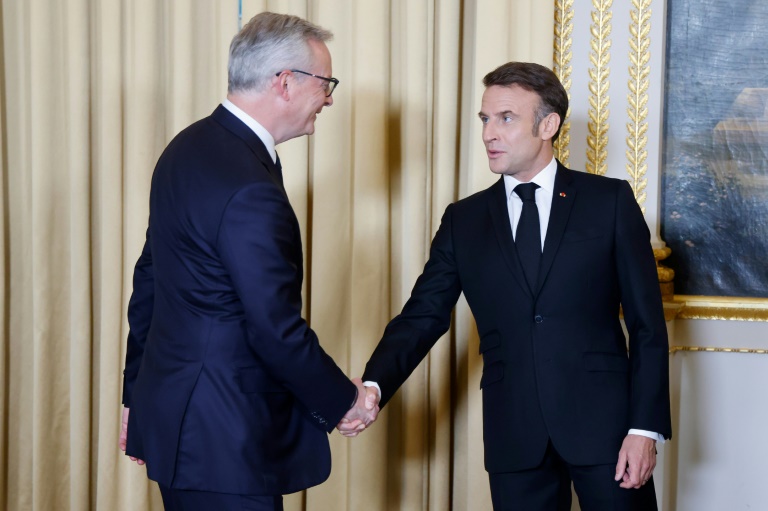 Le ministre de l'Economie et des Finances, Bruno Le Maire, et le président Emmanuel Macron (), le 6 mai 2024 à l'Elysée, à Paris