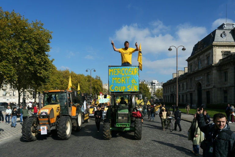 Des agriculteurs manifestent à Paris contre l'accord Mercosur de libre-échange entre l'Union européenne et les pays d'Amérique latine, le 14 octobre 2025