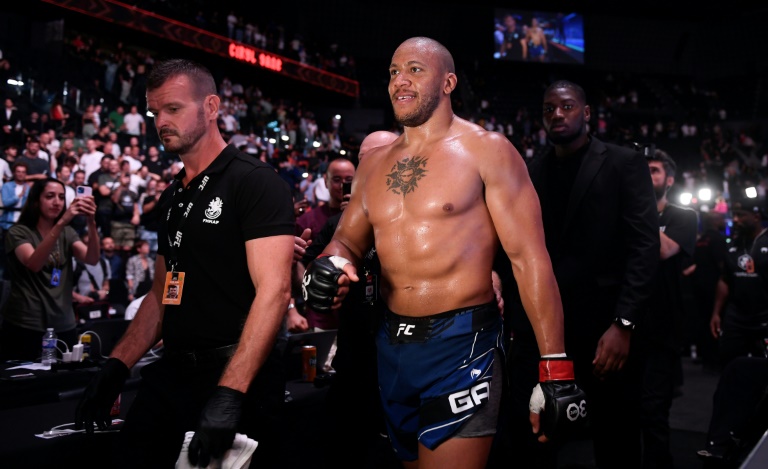 Ciryl Gane après sa victoire contre Sergey Spivak à l'Accor Arena de Paris le 2 septembre 2023