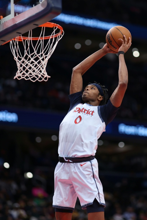 Le Français Bilal Coulibaly des Washington Wizards en plein dunk face aux Los Angeles Lakersen NBA le 30 janvier 2025