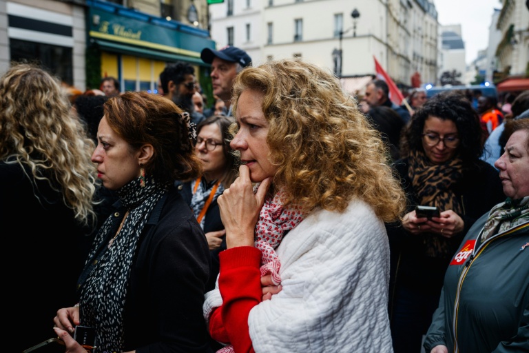 Des employés manifestent devant le BHV Marais lors d'une grève pour pour dénoncer l'installation du géant asiatique du commerce en ligne Shein dans l'enceinte du grand magasin, le 10 octobre 2025 à Paris