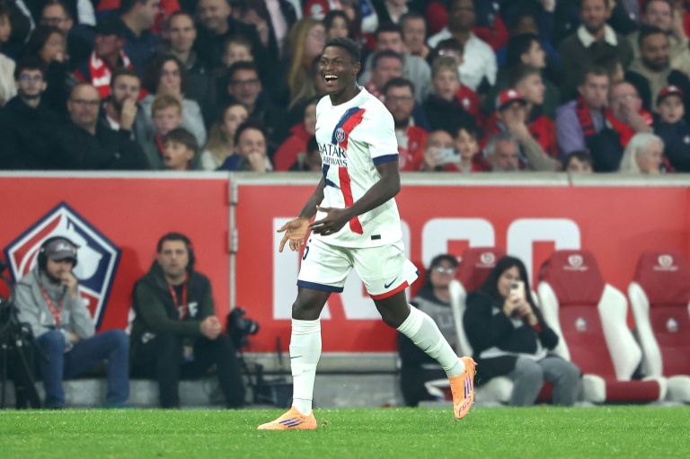 Le défenseur du Paris SG Nuno Mendes a ouvert le score contre Lille en match de Ligue 1 le 5 octobre 2025 à Lille