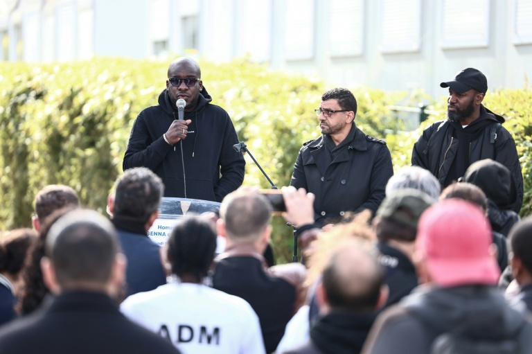 Le frère de Bouna, Siyakha (g), prononce un discours lors d'une cérémonie marquant le 20e anniversaire de la mort des adolescents Zyed Benna et Bouna Traoré à Clichy-sous-Bois, le 27 octobre 2025 en Seine-Saint-Denis
