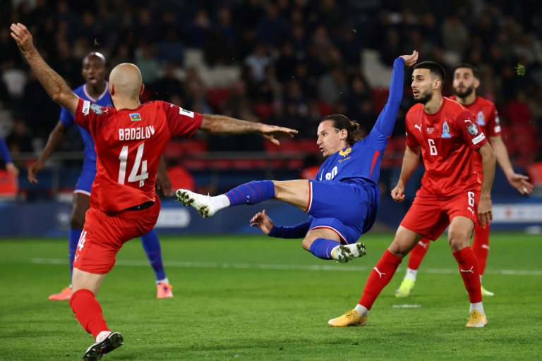 Florian Thauvin (au centre) marque un superbe but acrobatique face à l'Azerbaïdjan le 10 octobre 2025 au Parc des Princes à Paris en match de qualifications pour la Coupe du Monde 2026