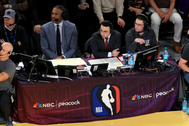 Les commentateurs Grant Hill et Ian Eagle de la NBC pendant le match des Golden State Warriors vs les Los Angeles Lakers dans la Crypto.com Arena de Los Angeles le 21 octobre 2025 aux Etats-Unis
